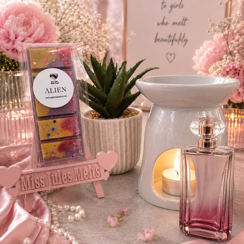 Alien-inspired perfume wax melt snap bar with a luxurious floral, amber and woody fragrance.